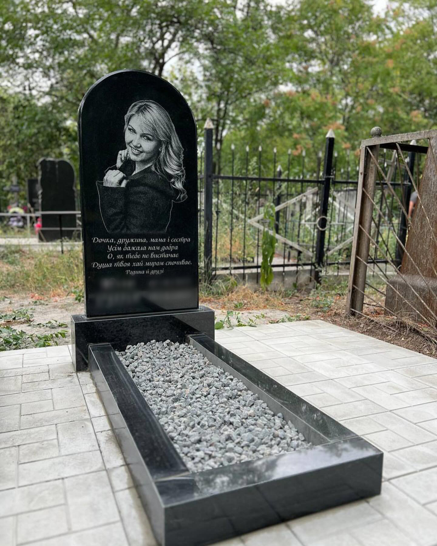 Гранітна стела